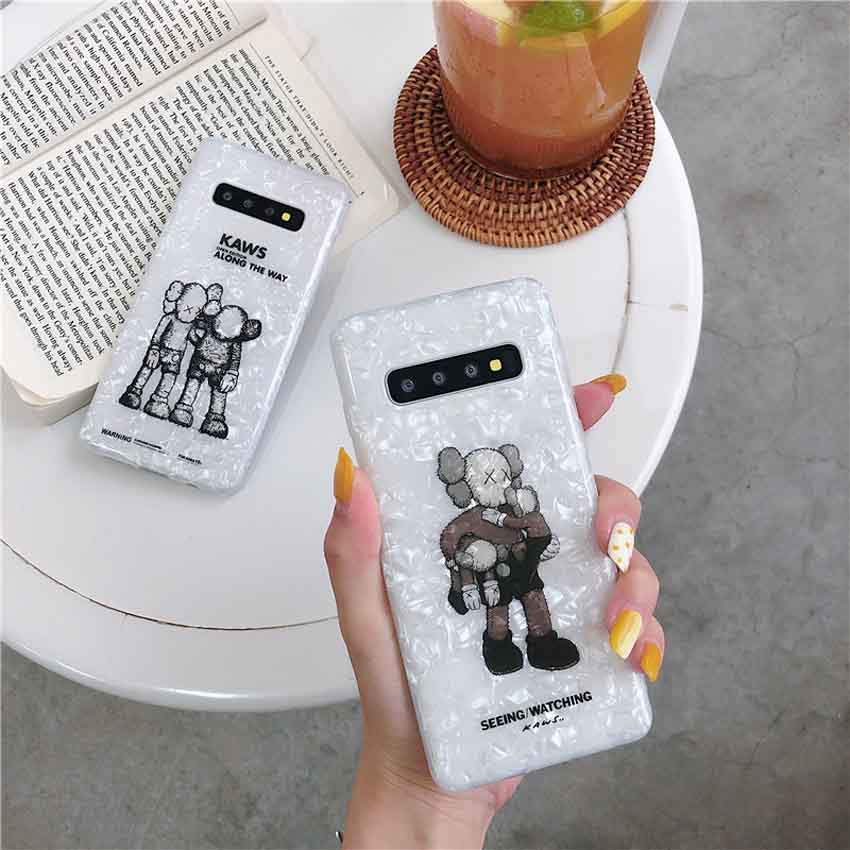 kaws galaxy s8/s8 plus携帯カバー 芸能人