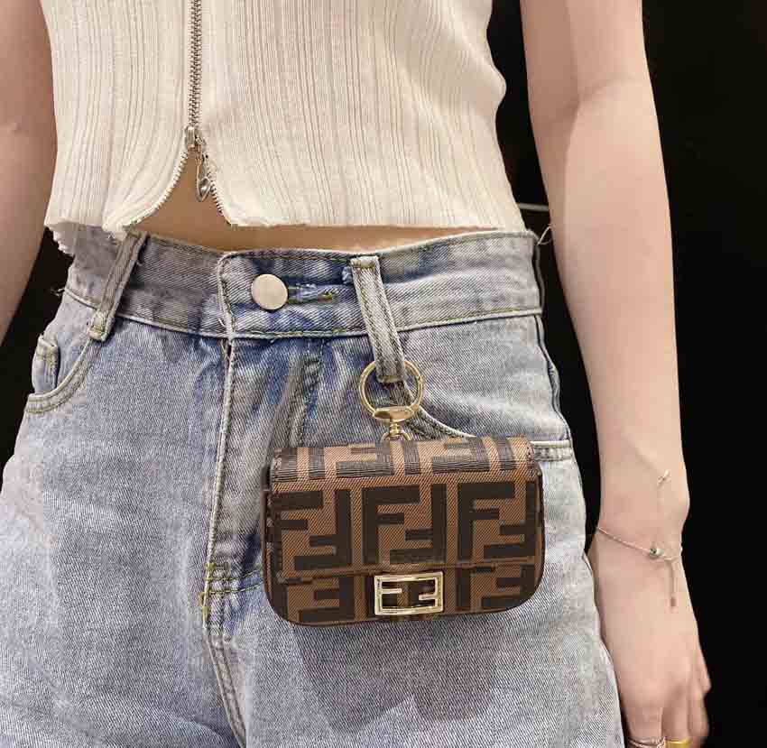 小銭バッグ チェーン付き Fendi