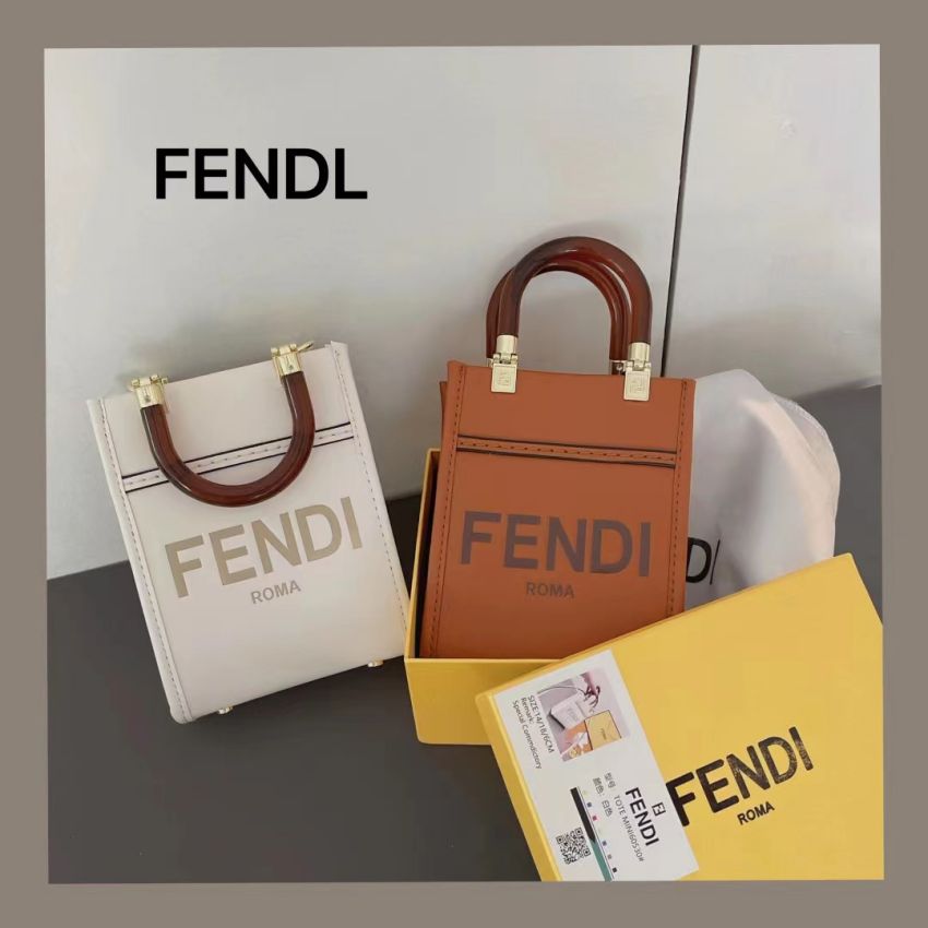 FENDI 手持ちバッグ ストラップ付き