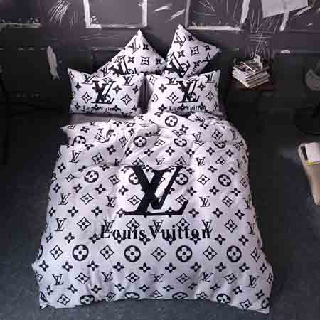 モノグラム柄のベッドカバー 4点セット LV